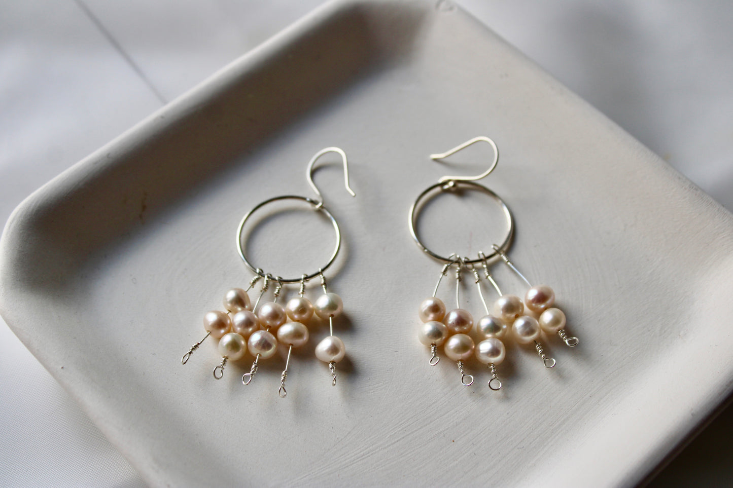 Hoops Earrings with cultured pearls