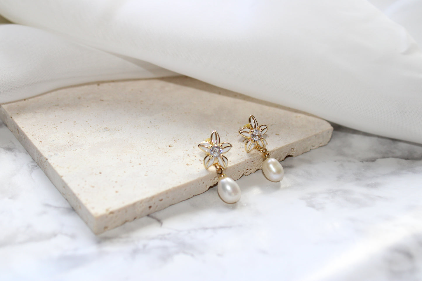 Dangle White Pearl Stud Earring with White Flower For Wedding Jewelry